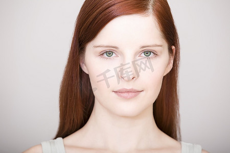 年轻女子正面视图肖像人物特写美女