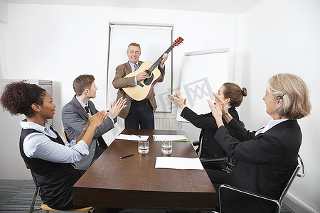 在商务会议上弹吉他的商人