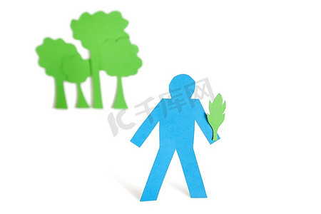 一个蓝色的简笔画拿着一片叶子代表概念的自然毅力在白色背景