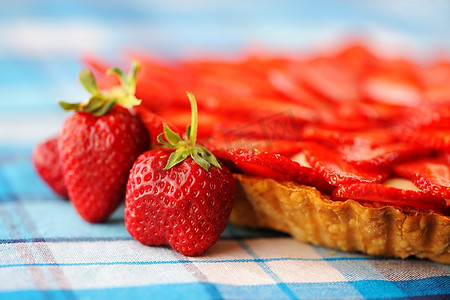 草莓馅饼摄影照片_餐桌上摆着自制草莓馅饼