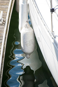 橡皮圈摄影照片_游艇、帆船与系泊码头相撞