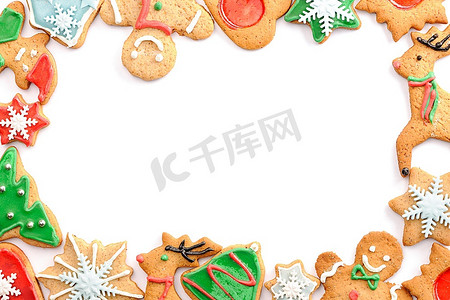 圣诞白色背景摄影照片_圣诞姜饼饼干配白面包