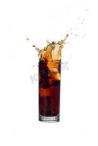 装冰块的杯子摄影照片_冰块落入可乐中，溅起水花