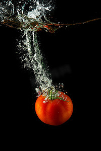 多C多营养摄影照片_黑底水中鲜番茄