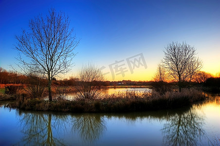 冬日日出，色彩鲜艳的英国乡村美景