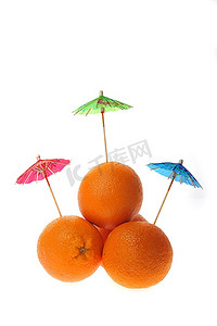 白色背景上插着鸡尾伞的橘子