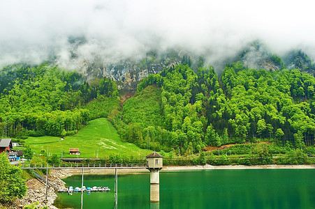低云下瑞士美丽的翡翠山湖