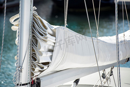 游艇帆船上桅杆和帆系统的详细图像