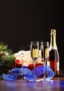 两个香槟杯准备迎接新年