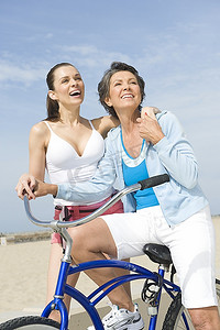 骑自行车的中老年女性