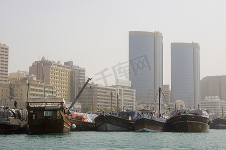迪拜，阿联酋，独木舟，老旧的木制帆船，停靠在迪拜小溪的代拉一侧。