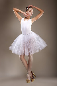 芭蕾优雅的芭蕾舞演员在白光芭蕾舞-性能。幻想