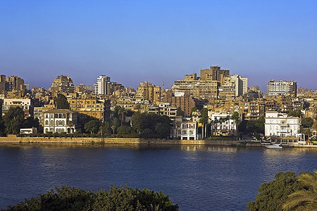 开罗的杰兹拉岛。前景中的尼罗河和殖民豪宅，埃及