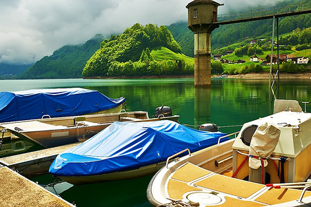 观山湖摄影照片_低云下瑞士美丽的翡翠山湖