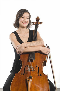 女大提琴手抱着大提琴坐着