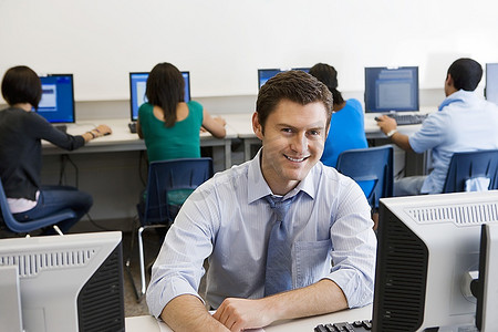 计算机实验室中的高中教师