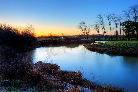 冬日乡村摄影照片_冬日日出，色彩鲜艳的英国乡村美景