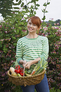 花园里拿着水果和蔬菜篮子的女人，肖像