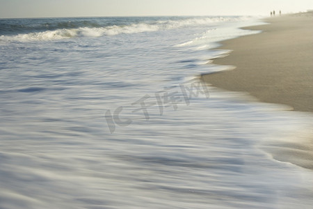 海浪冲刷岸边模糊运动