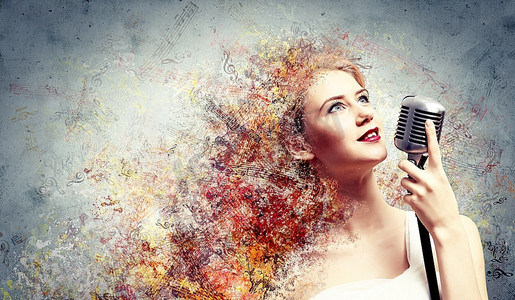 女性金发dc 歌手在彩色背景下手持麦克风的图像人物特写美女