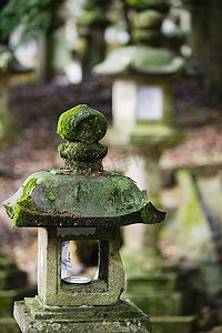 日本，马拉，石灯笼在花园