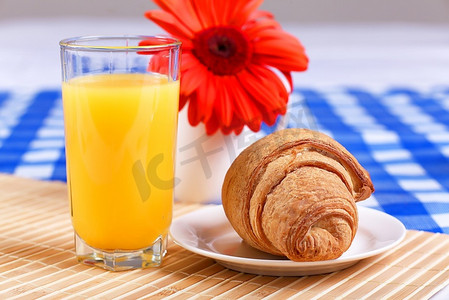 欧式早餐，含羊角面包和橙汁
