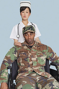 军队展板摄影照片_女护士在浅蓝色背景下安慰坐在轮椅上的残疾美国海军陆战队士兵