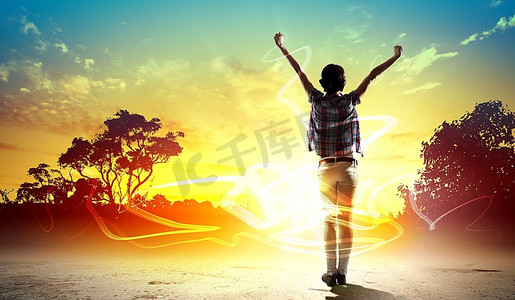 女孩遇到背光的黎明卡通动漫人物图像素材