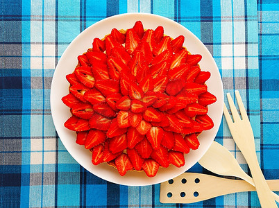 自制草莓馅饼上桌