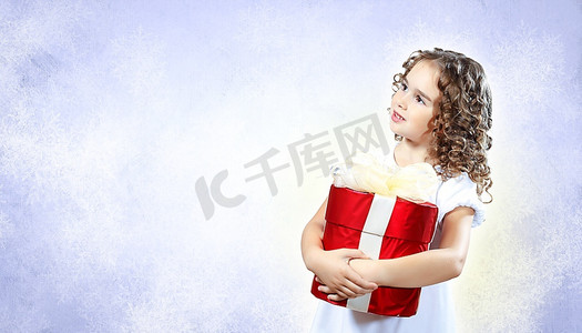 一个拿着圣诞礼物的可爱女孩，黑色背景，带着圣诞灯泡
