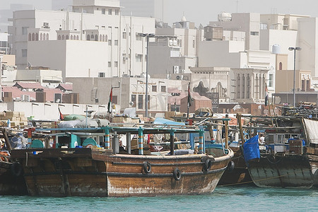 迪拜，阿联酋，独桅帆船，旧的木制帆船，停靠在迪拜河德伊勒一侧。