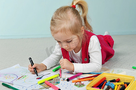 漂亮的小女孩在纸上画画