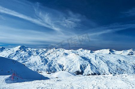 法国阿尔卑斯山梅里贝尔，冬天有雪