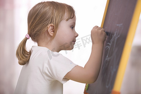 年轻女孩画在黑板