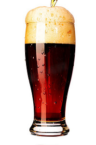 一杯啤酒PNG摄影照片_一杯从白酒中切出来的新鲜黑啤酒