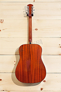 木纹墙上的吉布森红色吉他