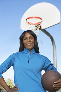 户外篮球场上的资深女性，肖像