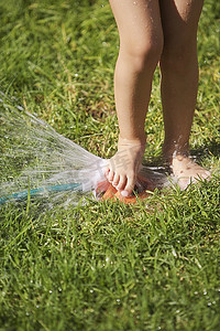 玩1摄影照片_南非开普敦，玩草坪洒水器的女孩