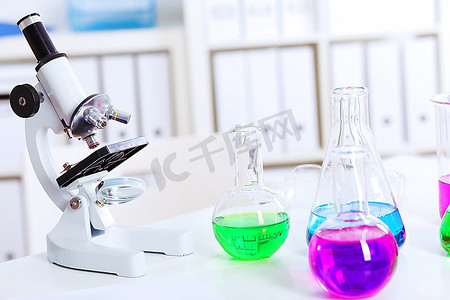 化学实验室玻璃器皿，内含有色液体