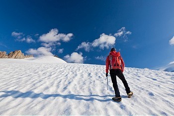 一位男性登山者在冰川上上坡。法国勃朗峰。