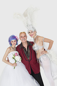 画象的人与高级showgirl和女儿在婚纱在灰色背景