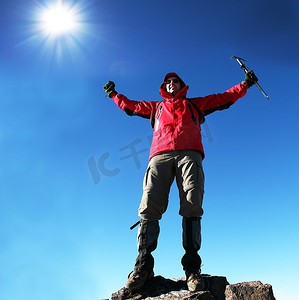 雪山中的登山者