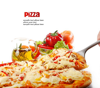 至尊披萨举起切片，金枪鱼和辣椒隔绝在白色背景上。