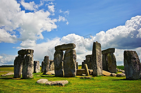巨石阵摄影照片_巨石阵与英国仲夏日出和仲冬日落成一直线，以庆祝夏至。