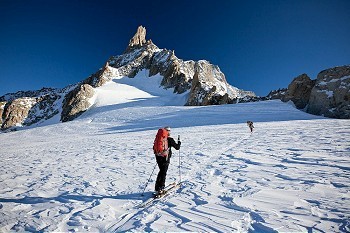 一群野外滑雪者走到Dent du Geant，Mont Blanc Massif，Chamonix，West Alps，France，Europe。