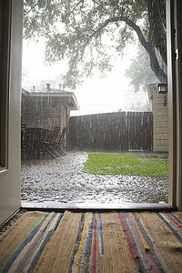 后院下着大雨