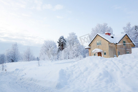 冬天房屋下雪摄影照片_瑞典拉普兰基律纳的冬季景观与房屋