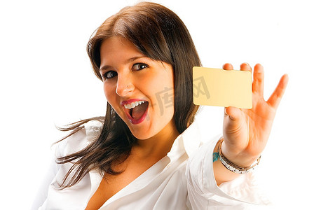 可爱的黑发女郎拿着空白的信用卡，微笑着，就像在超市做广告一样