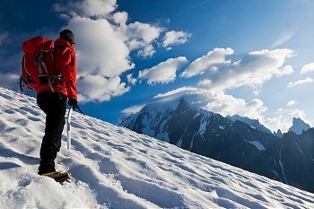 一名男性登山者在冰川上向上行走。勃朗峰，法国。