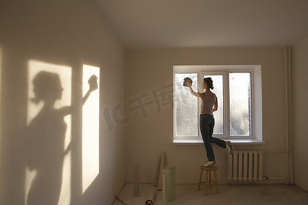 在新公寓里擦窗户的妇女